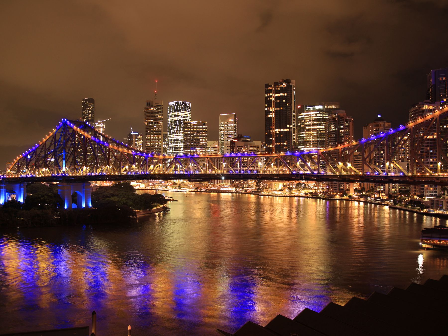 Story Bridge lit at night over the Brisbane River